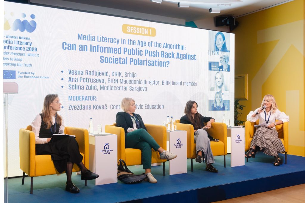 Učesnice prve panel sesije Konferencije EU–Zapadni Balkan o medijskoj pismenosti na bini Evropske kuće Beograd